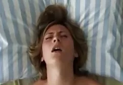 La ragazza ottiene una porzione di porno massaje sperma in bocca