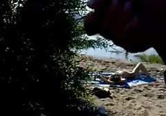 Ragazza animo porno cums sul letto