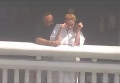 Ragazza accarezzando un porno maserati ragazzo