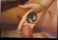 L'uomo tira su video donne pelose il vestito e cominciò ad accarezzarlo