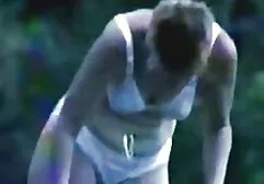 Due bionde accarezzando il pene di un porno movie tube uomo